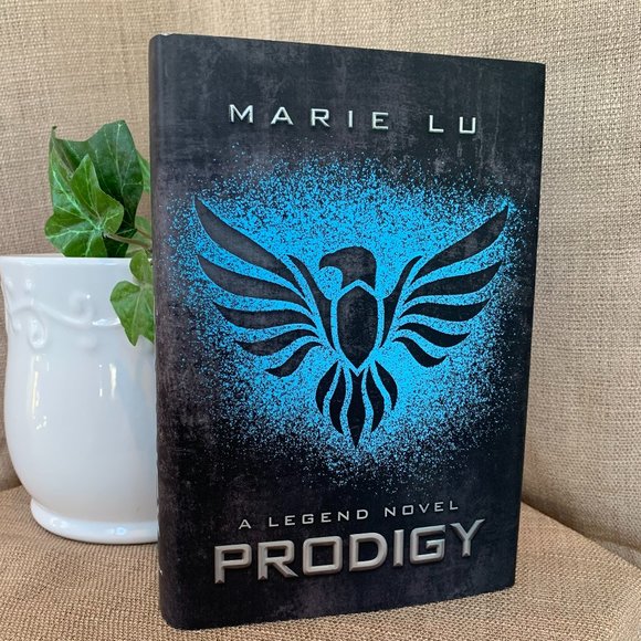 RARE Legend Trilogy Box Set with Bonus book - Picture 5 of 9